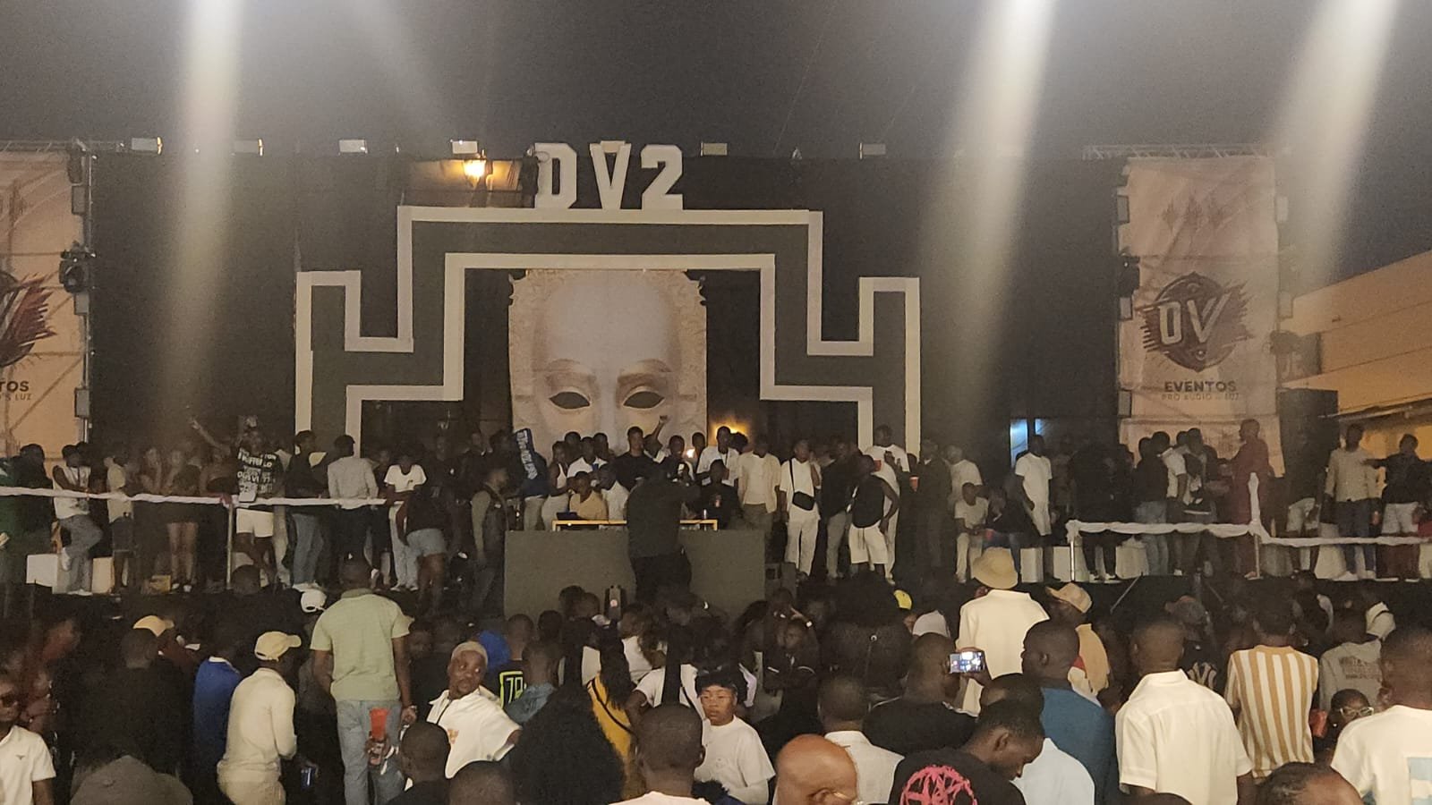 Evento com montagem de som e iluminação profissional