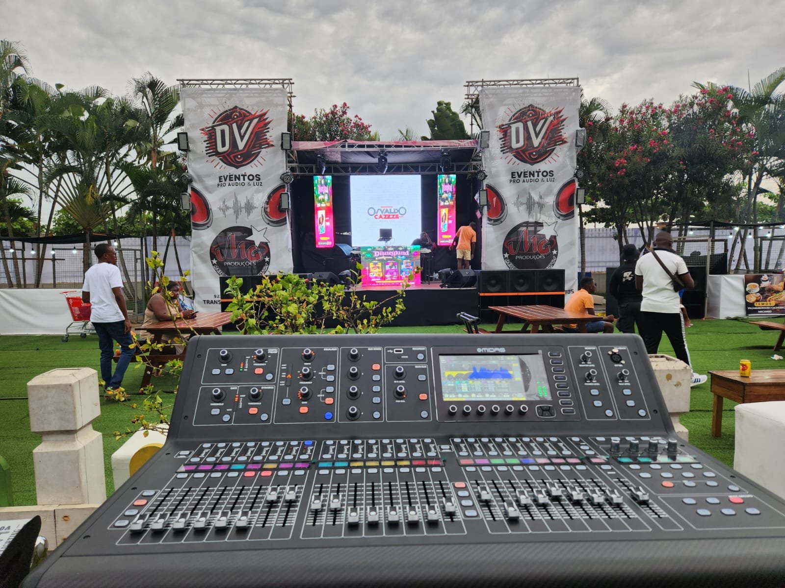 Sistema de som profissional line-array em funcionamento